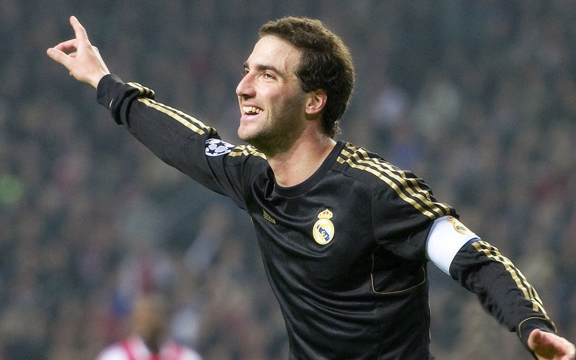 哥伦比亚队门将费尔南德斯在巴黎奥运会上展现出高水平的扑救能力